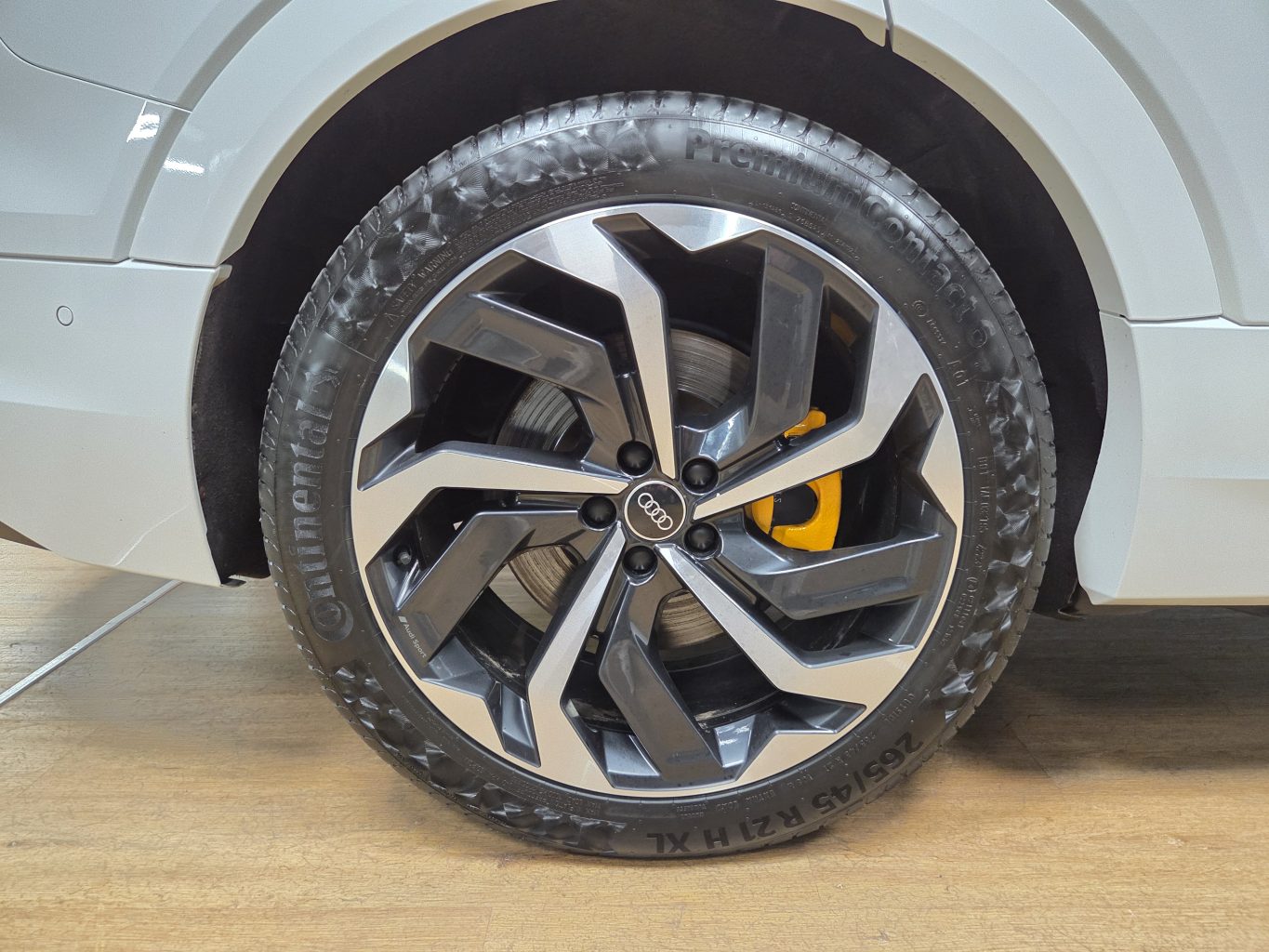 Audi e-tron Арендный автомобиль