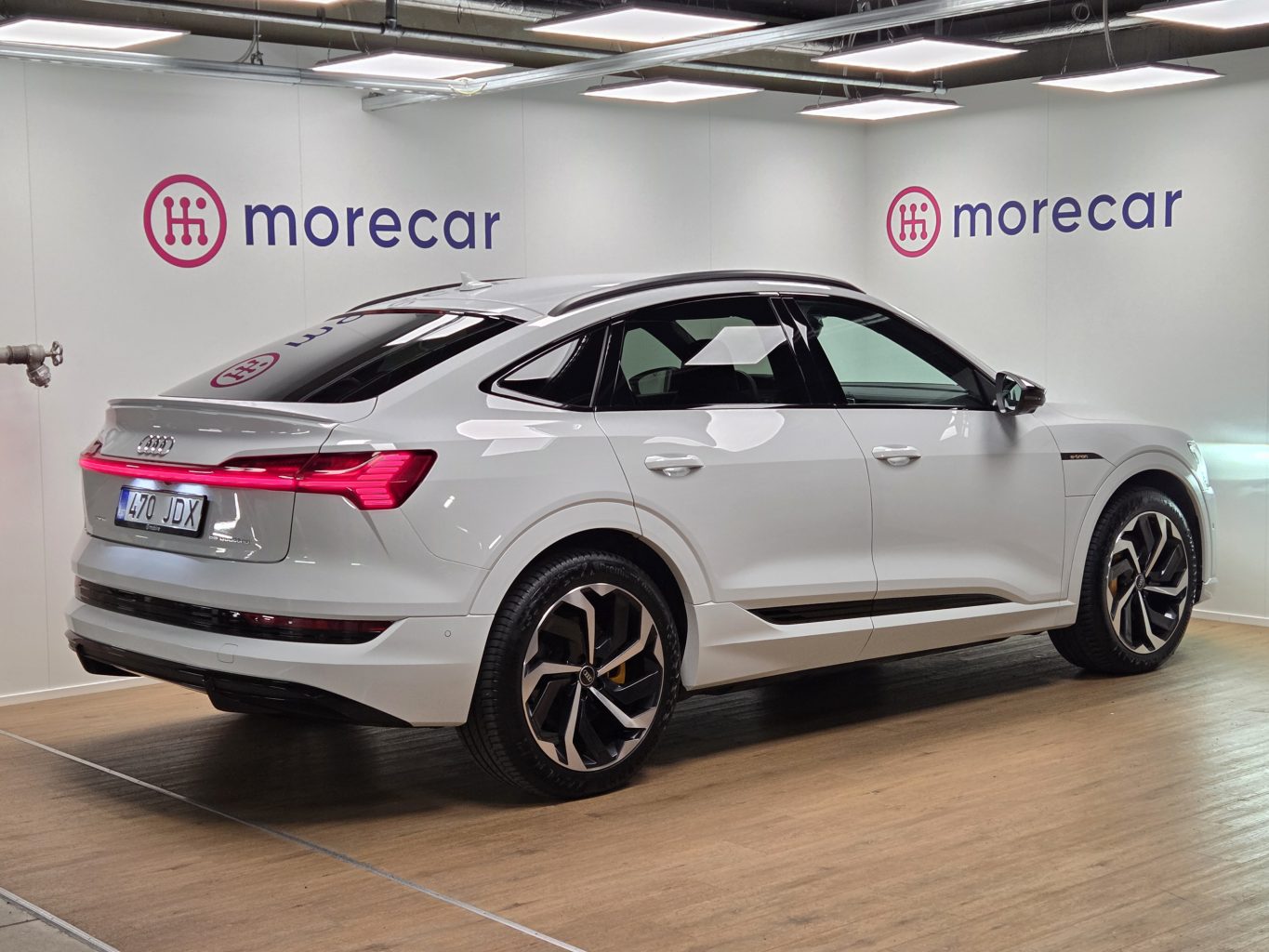 Audi e-tron Арендный автомобиль