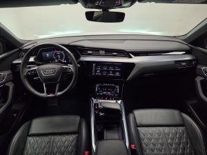 Audi e-tron Арендный автомобиль