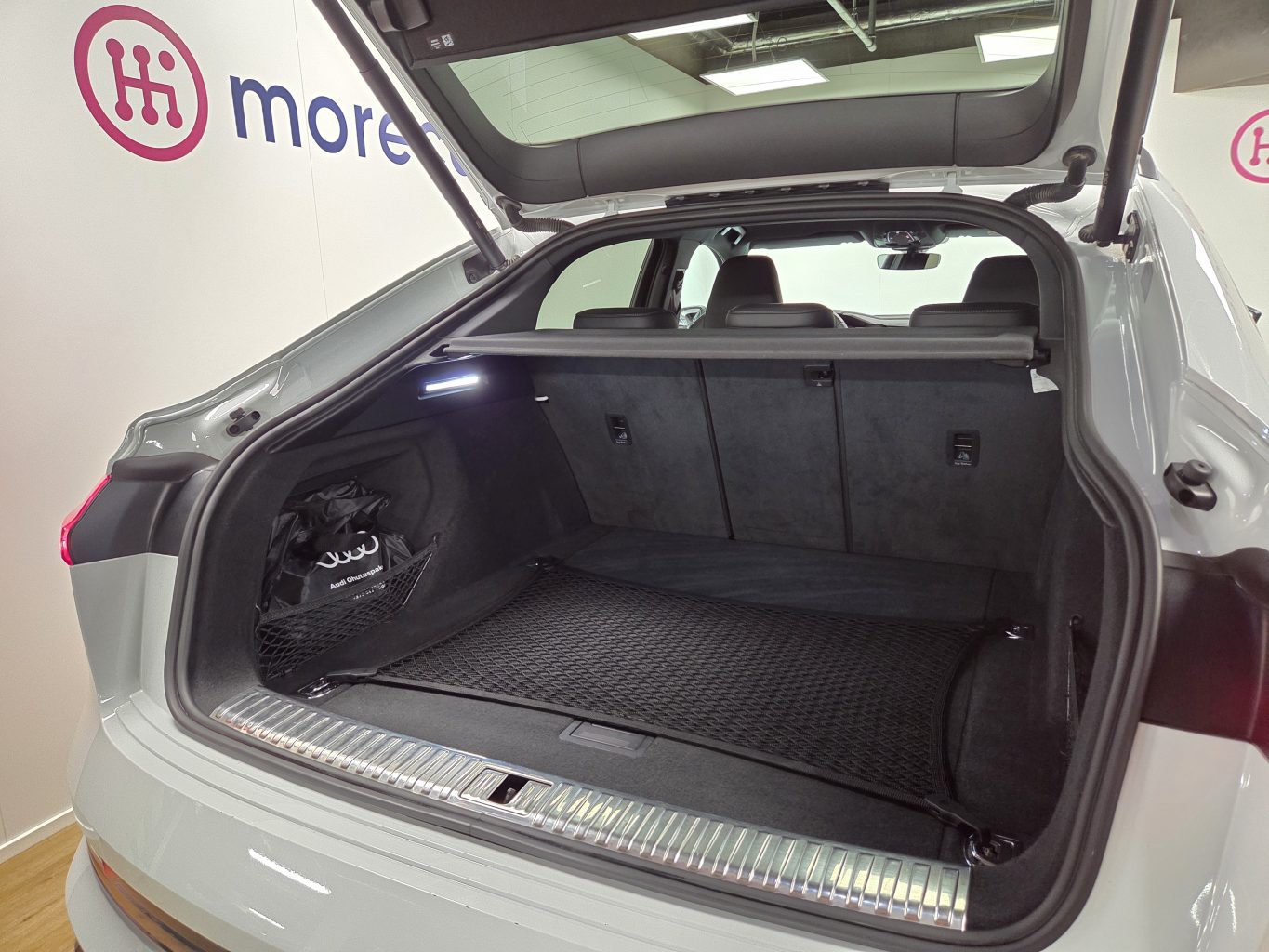 Audi e-tron Арендный автомобиль