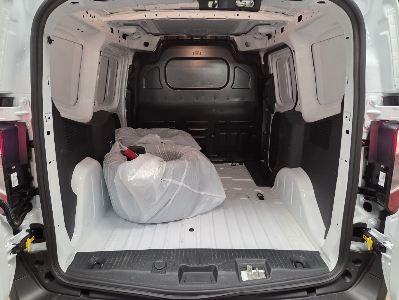 Ford Transit Courier Арендный автомобиль