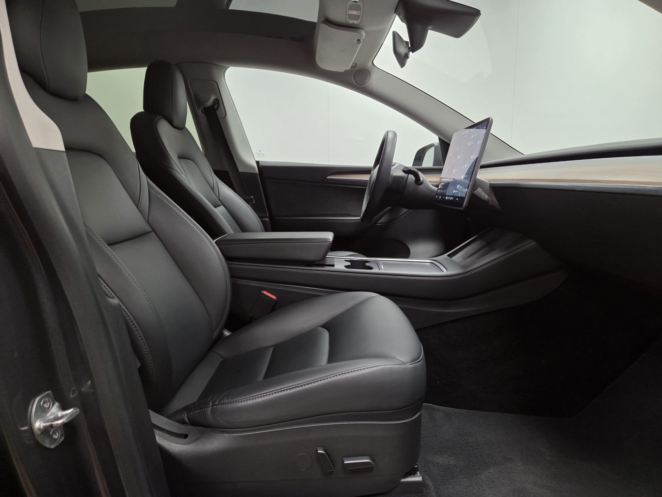 Tesla Model Y Арендный автомобиль