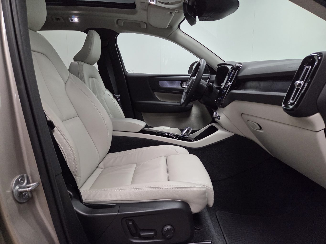 Volvo XC40 Rental car